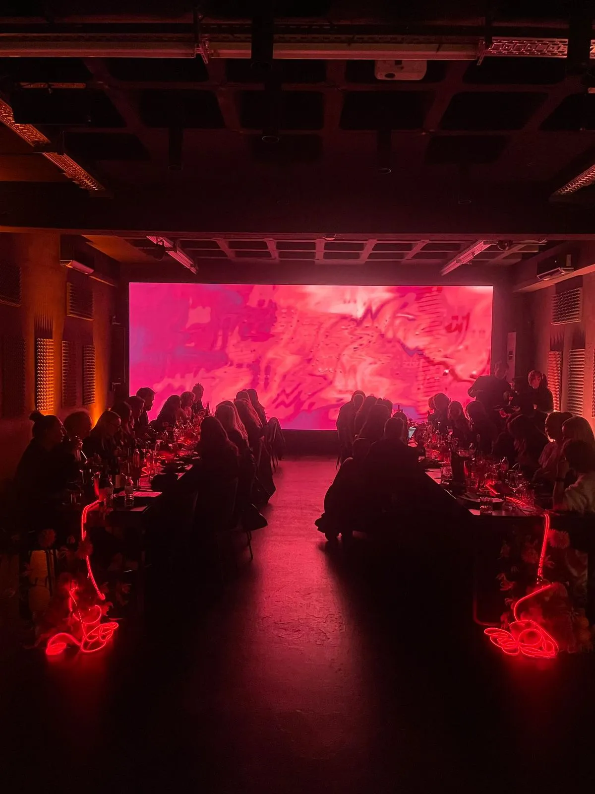 Dinner-Event vor der LED-Wand
