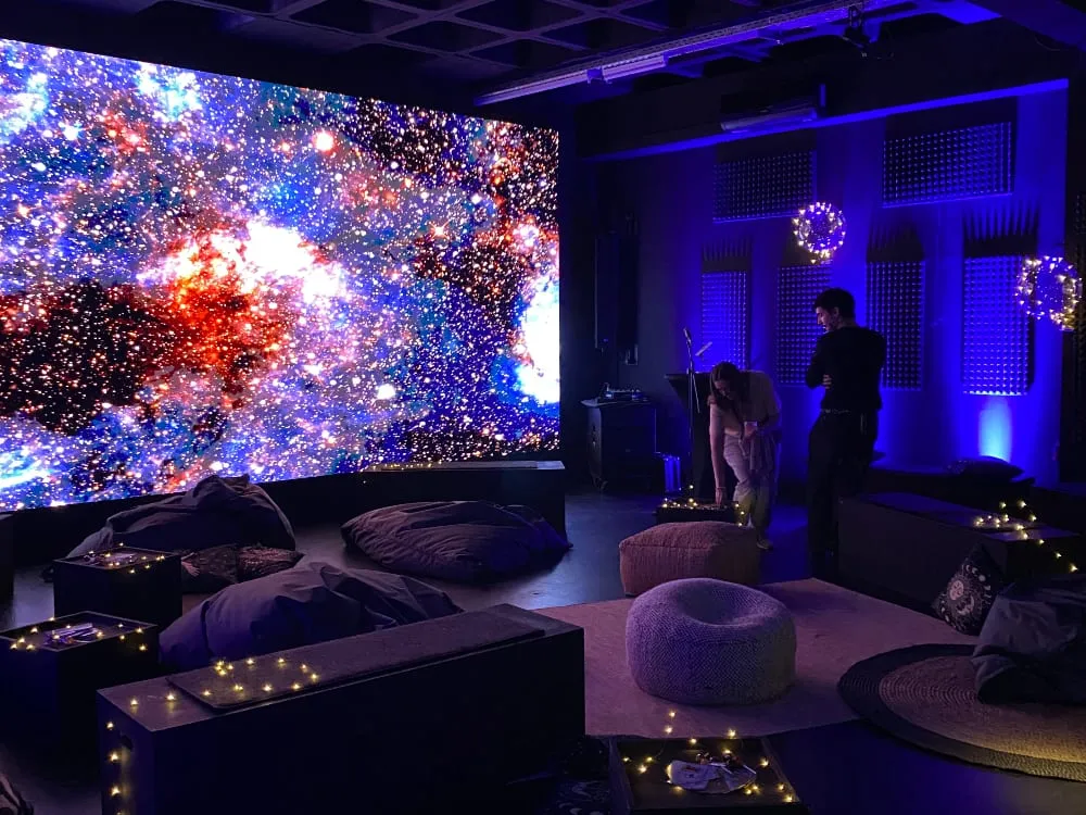 Lounge mit raumfüllenden Visuals