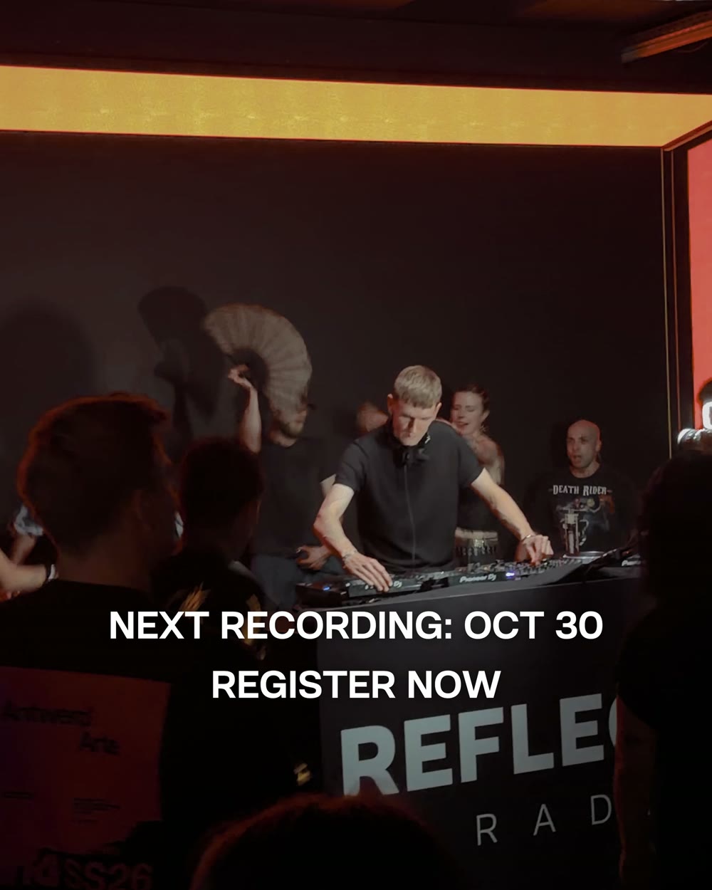 Reflected Radio [REC006] – Next recording Oct 30, register now: DJ am Pult im LED-Raum der P61 Gallery